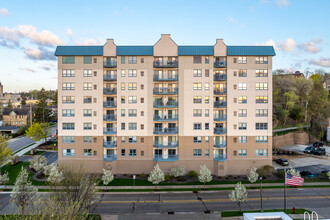 Lighthouse Condominiums in Port Washington, WI - Foto de edificio - Building Photo