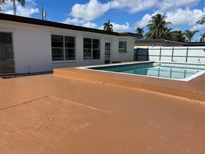 2601 Acapulco Dr in Miramar, FL - Building Photo - Building Photo