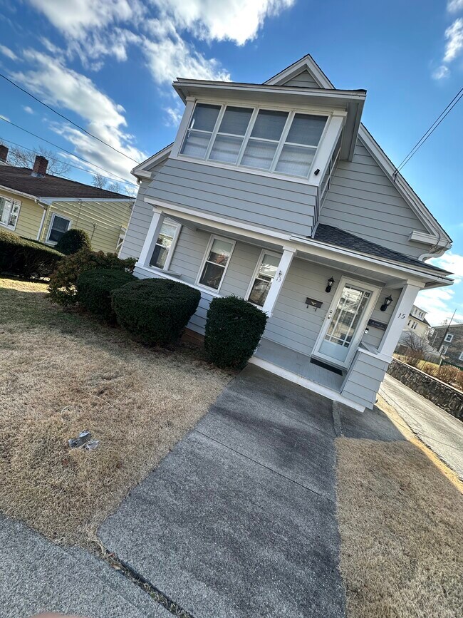 15 Page St, Unit 2 in Ansonia, CT - Foto de edificio - Building Photo
