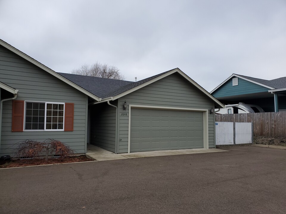 2642 Greyfox Ct-Unit -2648 in Sutherlin, OR - Building Photo