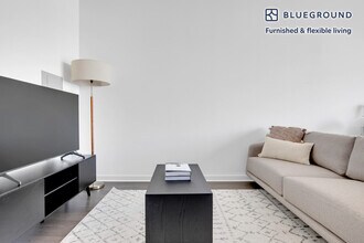 730 W Couch Pl in Chicago, IL - Building Photo - Building Photo