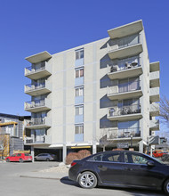 Parkwood Towers in Calgary, AB - Building Photo - Building Photo