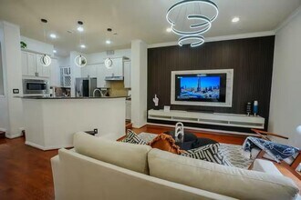5625 Dolores St in Houston, TX - Building Photo - Building Photo