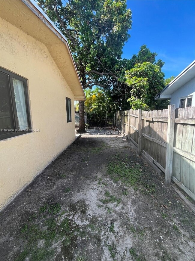 1727B NW 16th St in Miami, FL - Building Photo - Building Photo