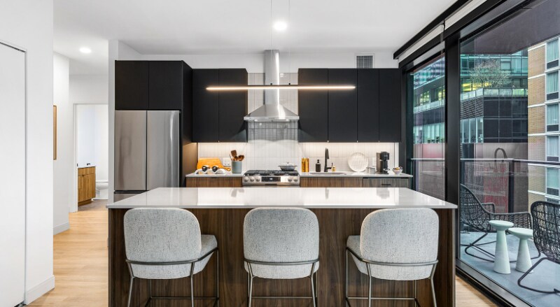 209 E Grand Ave in Chicago, IL - Building Photo