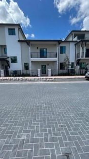 4239 NW 83rd Path in Doral, FL - Building Photo