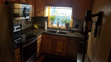 358 Pearl Street, Unit Apt. B in Rochester, NY - Foto de edificio - Building Photo