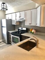 104 Kendall Ln in Bethel Park, PA - Building Photo