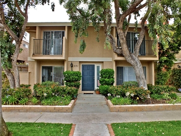 221-225 19th St in Huntington Beach, CA - Building Photo