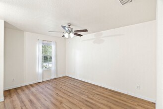 911 Rustic Cactus in San Antonio, TX - Foto de edificio - Building Photo