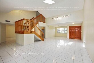 15155 NW 88th Ct in Hialeah, FL - Foto de edificio - Building Photo