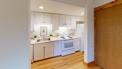 115 W Lawrence Ave, Unit C in Springfield, IL - Building Photo - Building Photo