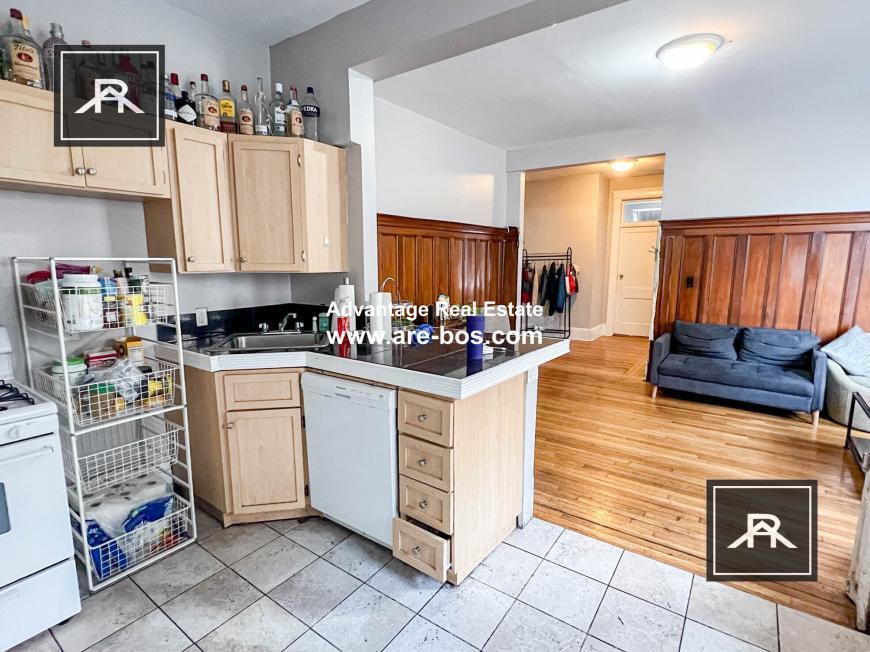 1068 Commonwealth Ave in Boston, MA - Building Photo