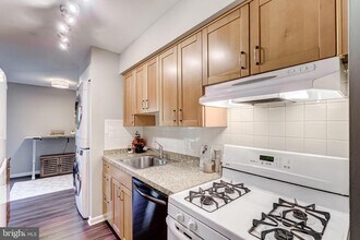 11260 Chestnut Grove Square in Reston, VA - Building Photo - Building Photo