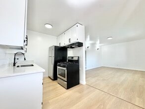 252 W Elm Ave in Burbank, CA - Building Photo - Building Photo