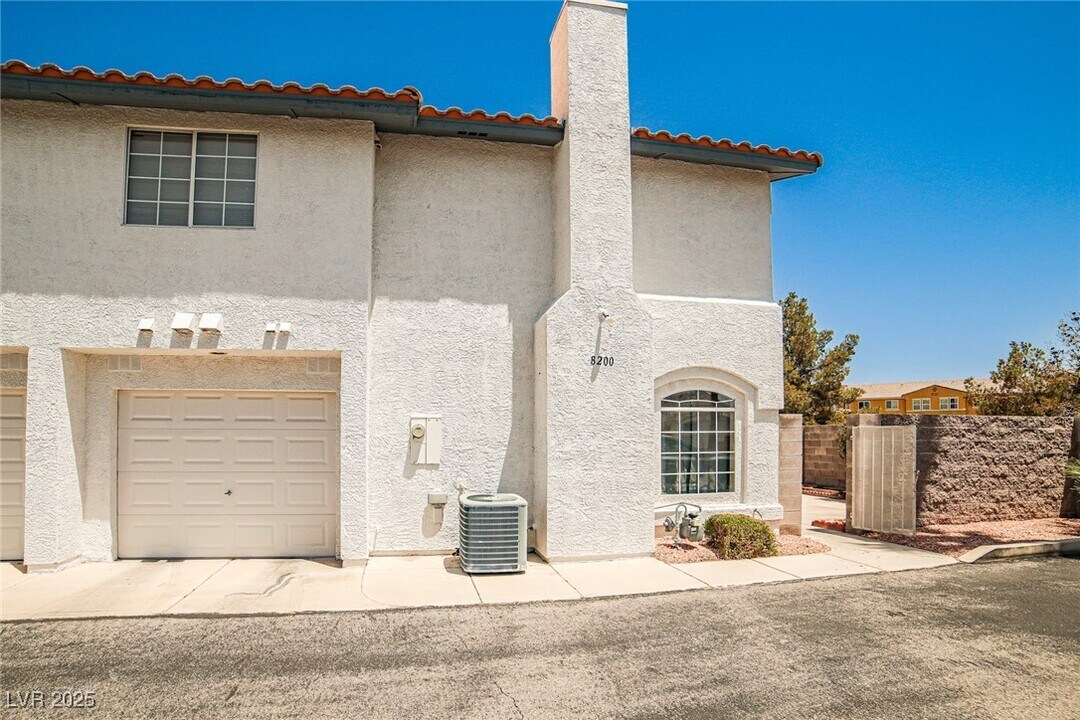 8200 Crystal Star Ct in Las Vegas, NV - Building Photo