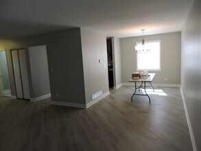 407 Beechwood Dr in Westmont, IL - Building Photo - Building Photo