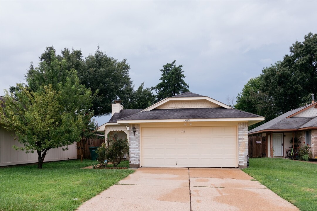 13719 Vira Ln in Houston, TX - Building Photo