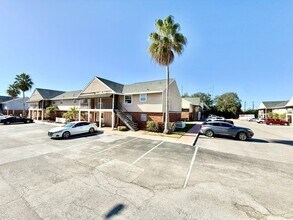 200 Country Club Dr in Largo, FL - Building Photo - Building Photo