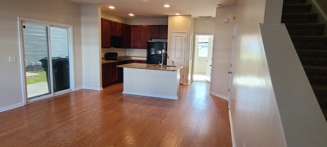 327 Flyway Rd in Goose Creek, SC - Foto de edificio - Building Photo