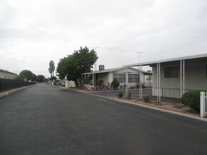 Royal York Estates in San Bernardino, CA - Foto de edificio - Building Photo