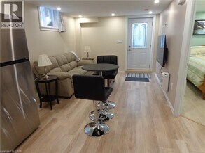 76 Lynch Cir in Guelph, ON - Building Photo - Building Photo