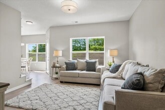 715 Spruce Needle Ln in Cedar Falls, IA - Foto de edificio - Building Photo