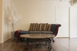 4650 Koval Ln in Las Vegas, NV - Foto de edificio - Building Photo