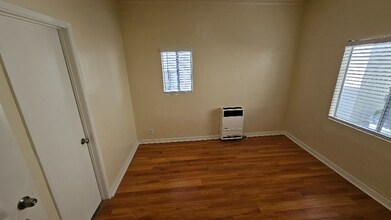 340 Douglas St in Los Angeles, CA - Foto de edificio - Building Photo