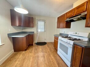 25 Oakland St, Unit 1 in Newton, MA - Building Photo - Building Photo