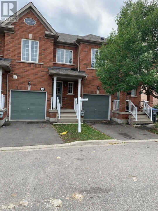 525 Novo Star Dr in Mississauga, ON - Building Photo