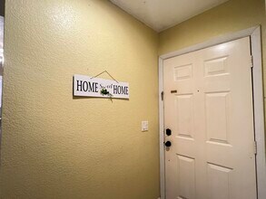 403 Lakeview Dr E in Royal Palm Beach, FL - Building Photo - Building Photo