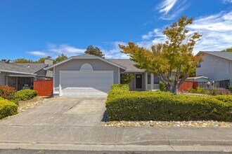 828 Stoneridge Cir in Fairfield, CA - Building Photo - Building Photo