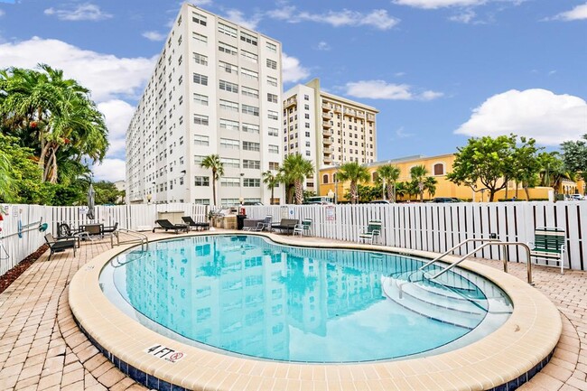 2555 NE 11th St, Unit 303 in Fort Lauderdale, FL - Building Photo - Building Photo