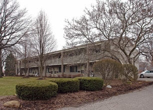 1972 White Pond Dr in Akron, OH - Foto de edificio - Building Photo