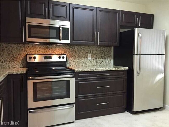 445 Lakeview Dr-Unit -Apt 3 in Weston, FL - Building Photo - Building Photo