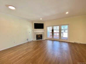 64 Roundtree Ct in Beacon, NY - Building Photo - Building Photo