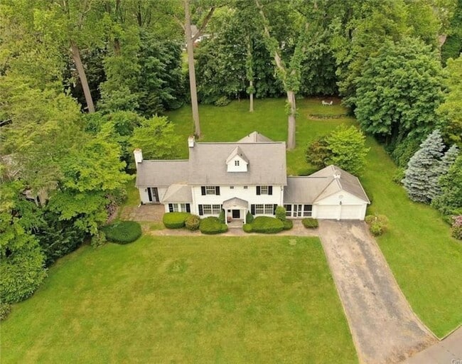 27 Woods Ln in Scarsdale, NY - Foto de edificio - Building Photo