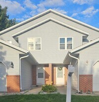 401 Trail Side Dr in Deforest, WI - Building Photo