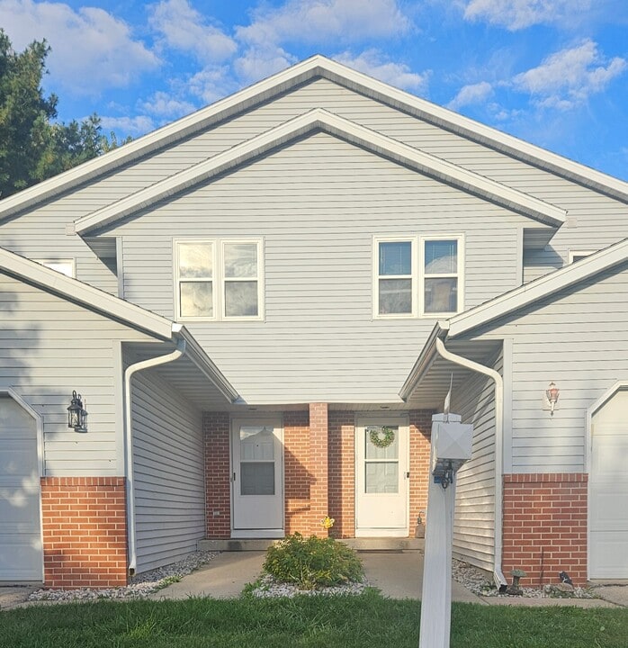 401 Trail Side Dr in Deforest, WI - Foto de edificio