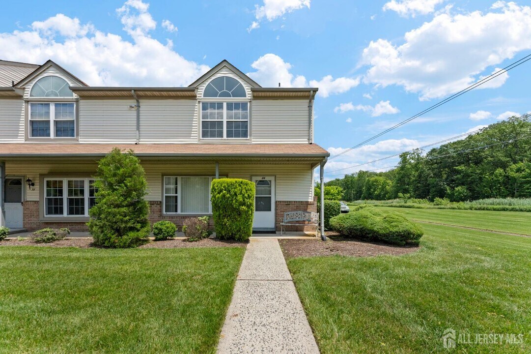 36 Sassafras Ct in North Brunswick, NJ - Building Photo