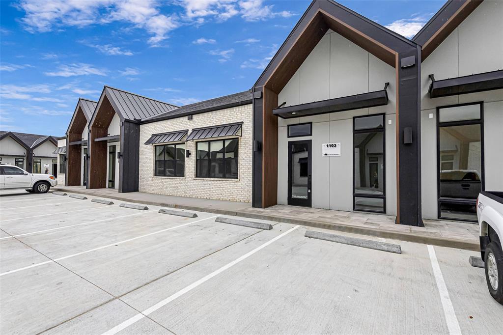 1325 Main St in Katy, TX - Building Photo