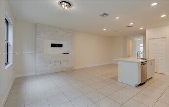 15826 NW 91st Ave in Miami Lakes, FL - Building Photo - Building Photo