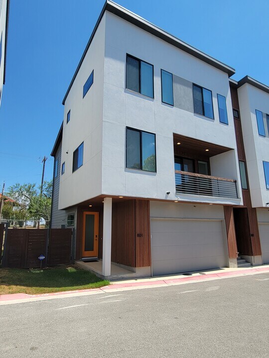 102 Tendick St in San Antonio, TX - Building Photo