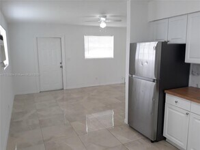 605 NW 4th Ct-Unit -1 in Hallandale Beach, FL - Building Photo - Building Photo