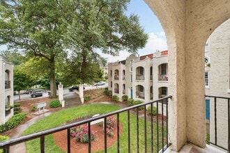 Spanish Oaks Apartment in Atlanta, GA - Foto de edificio - Building Photo