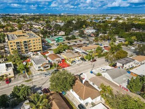 2701 NW 24th Ct in Miami, FL - Foto de edificio - Building Photo