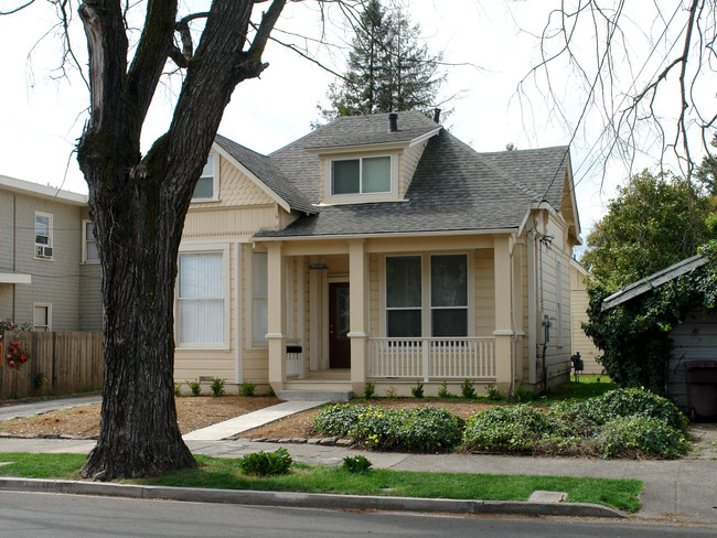 1229 Morgan St in Santa Rosa, CA - Foto de edificio - Building Photo