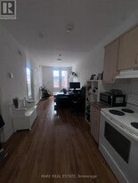 198 Augusta Ave in Toronto, ON - Building Photo