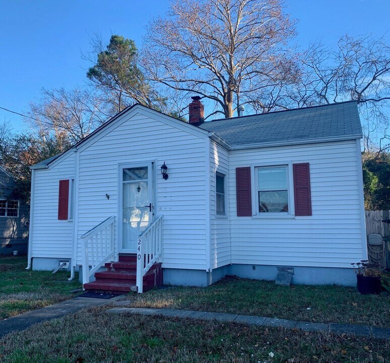 240 Burgoyne Rd in Norfolk, VA - Building Photo